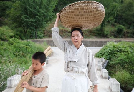 저 산 너머